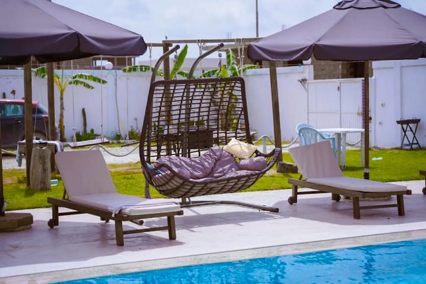 Le jardin, ses transats et son fauteuil suspendu