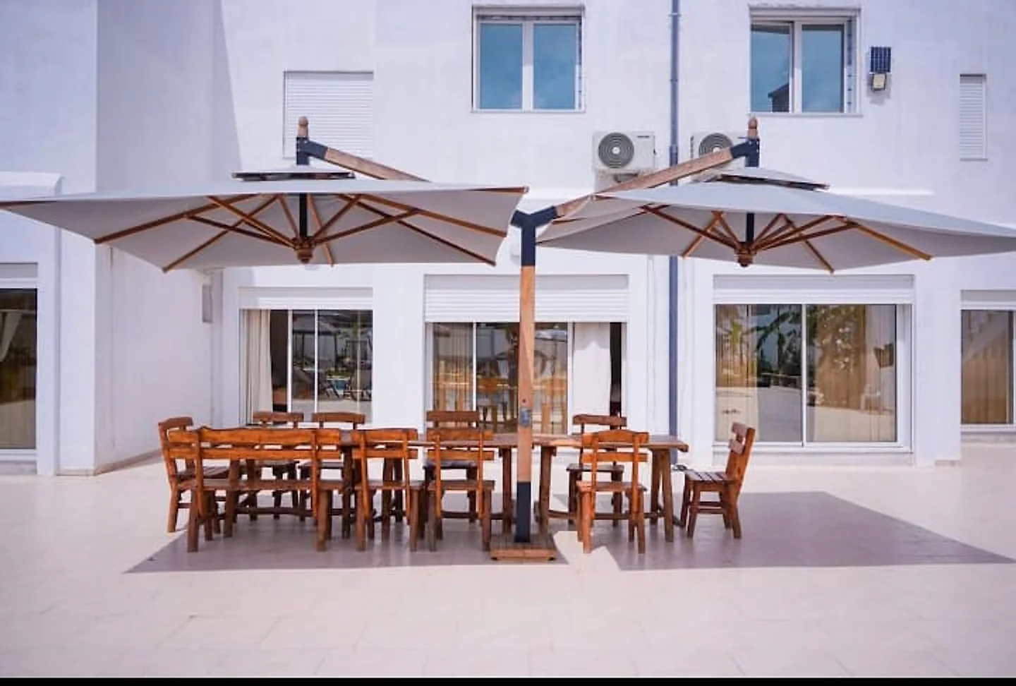La terrasse ombragée et ses grandes tablées
